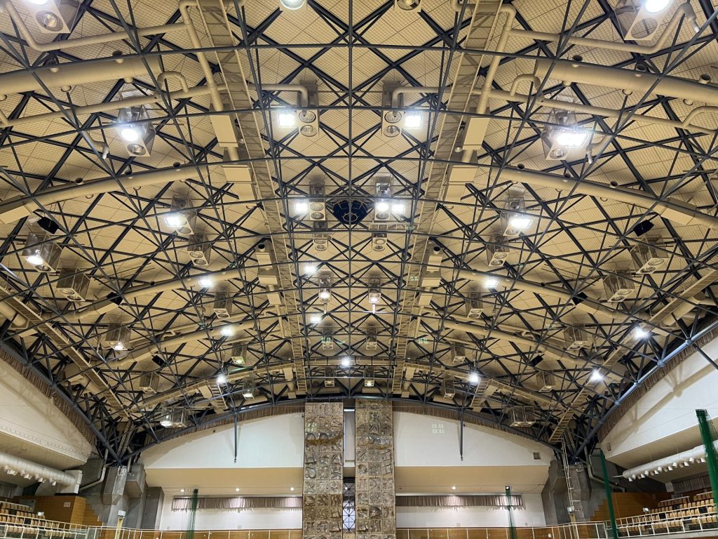 体育館の天井にはボールが挟まっていない