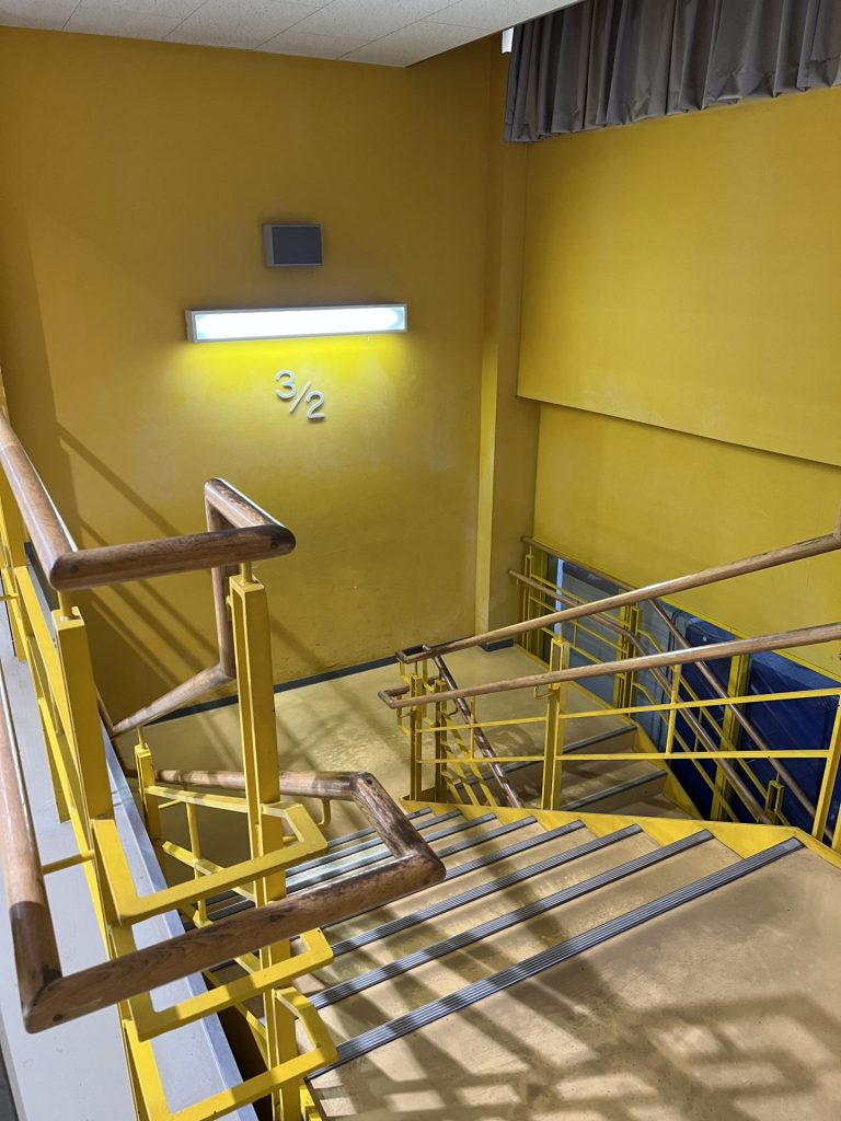 黄色の階段